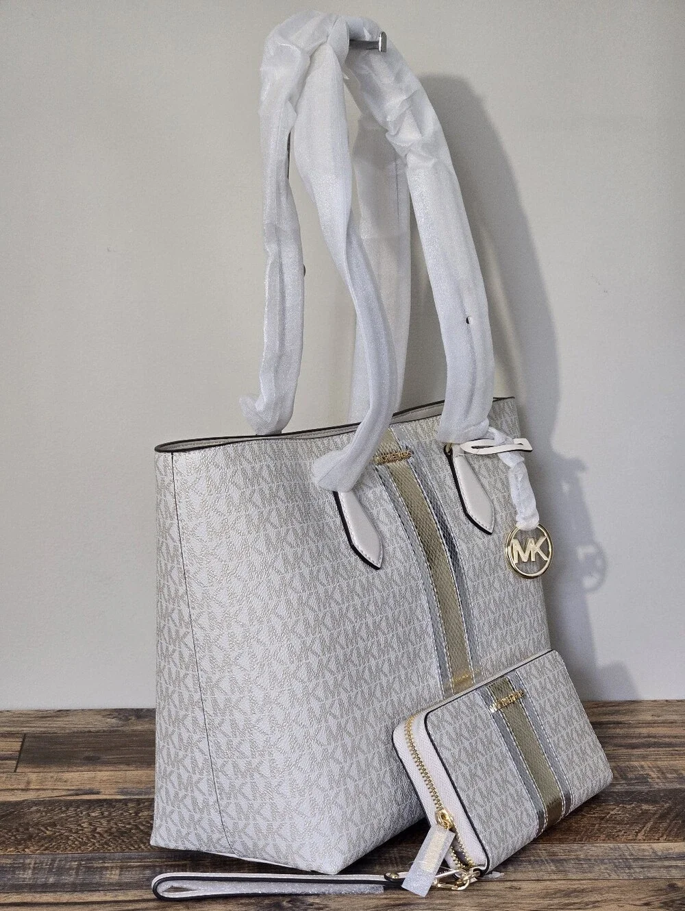 Michael Kors Sheila Large Mettalic Tote And Wallet Set